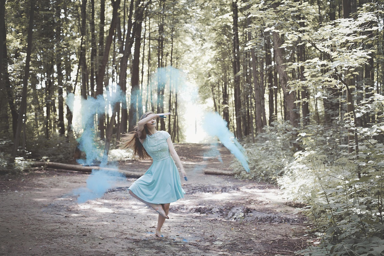 時(shí)空交錯(cuò)下的魅力，女子穿越到古代電視劇的世界