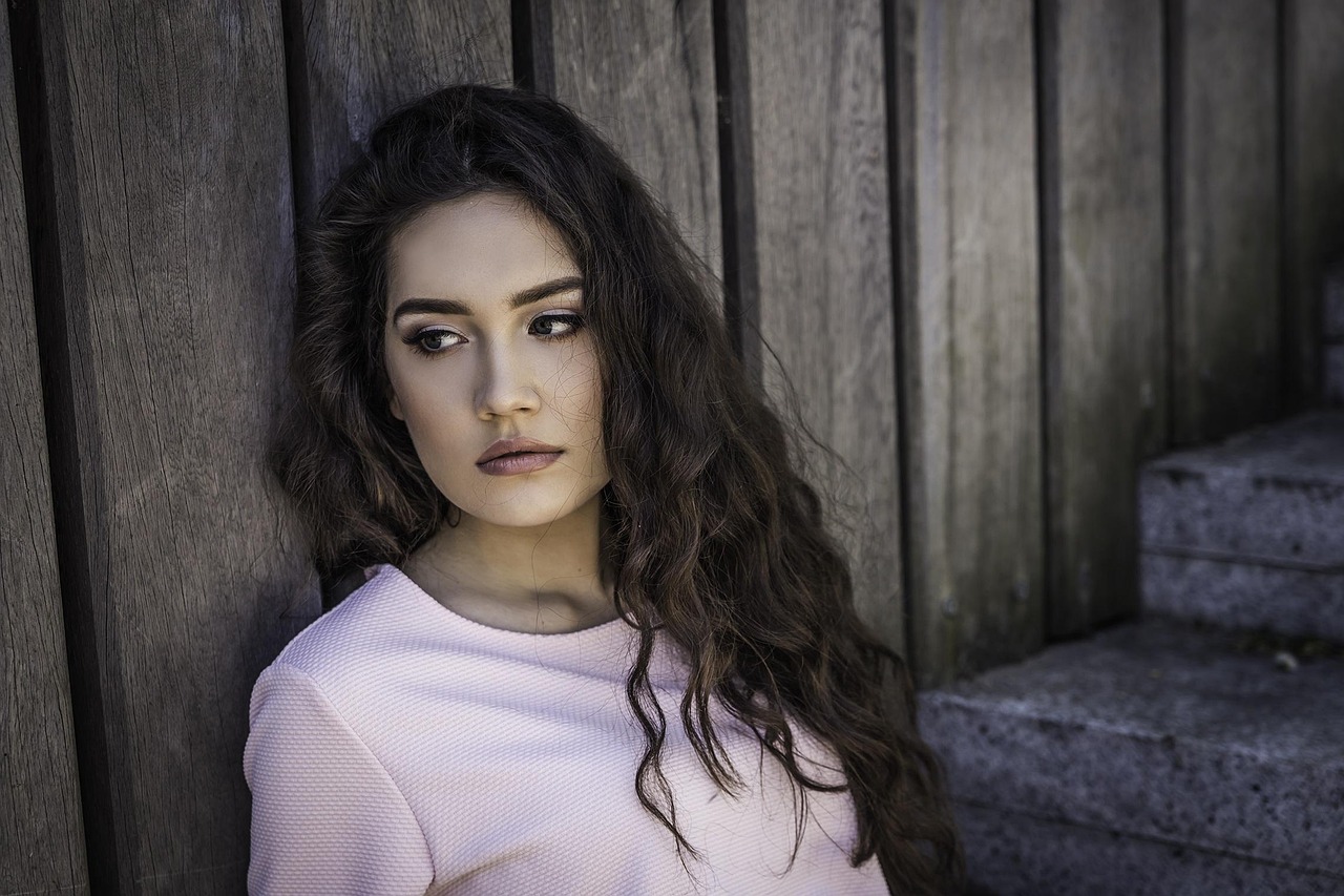 最新女性發(fā)型流行趨勢揭秘，時尚前沿的發(fā)型變革探索