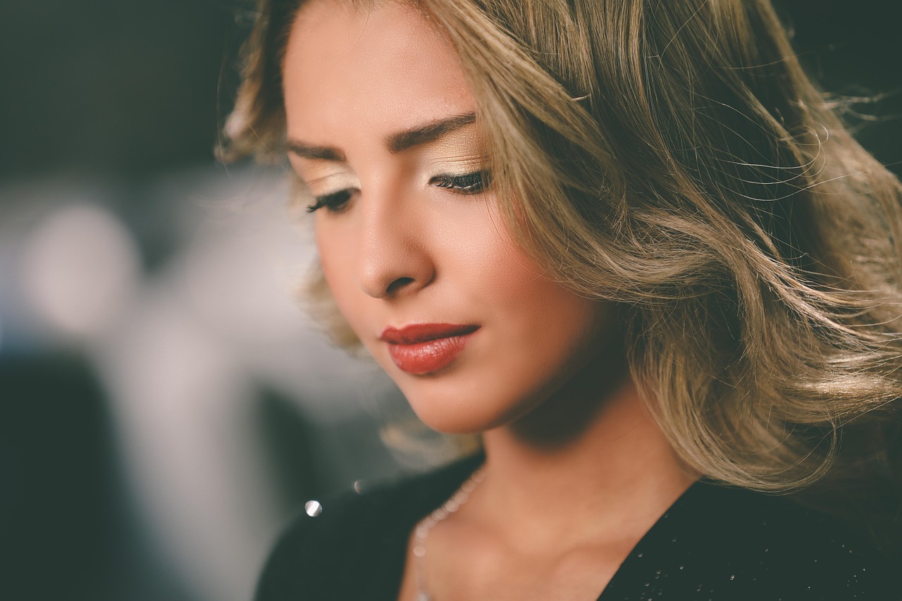 卷發(fā)發(fā)型明星的時尚魅力與影響力解析