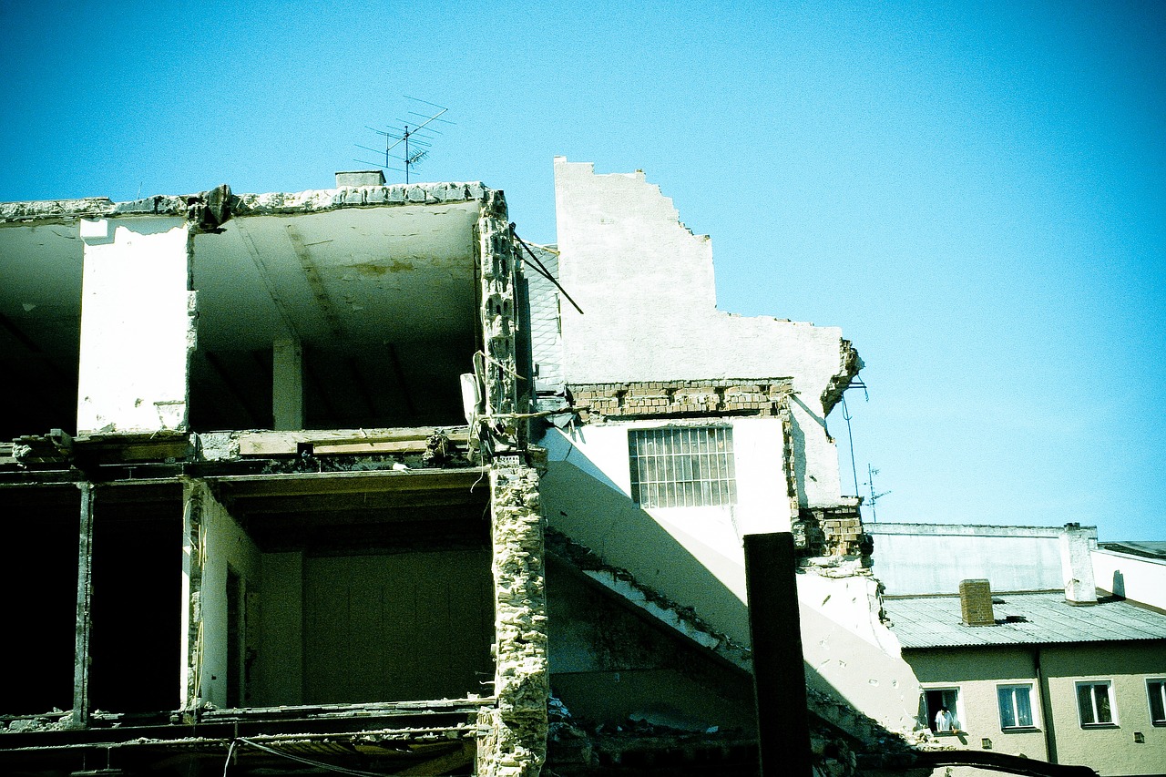 人工拆除墻體價格，因素、成本與考量全解析