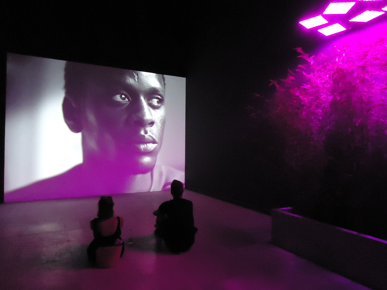 任達華與黃秋生電影中的火花四濺，精彩碰撞的時刻！