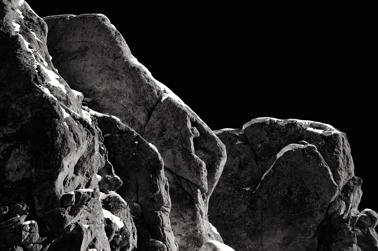 懸崖新曲，探索未知，挑戰(zhàn)極限的冒險之旅