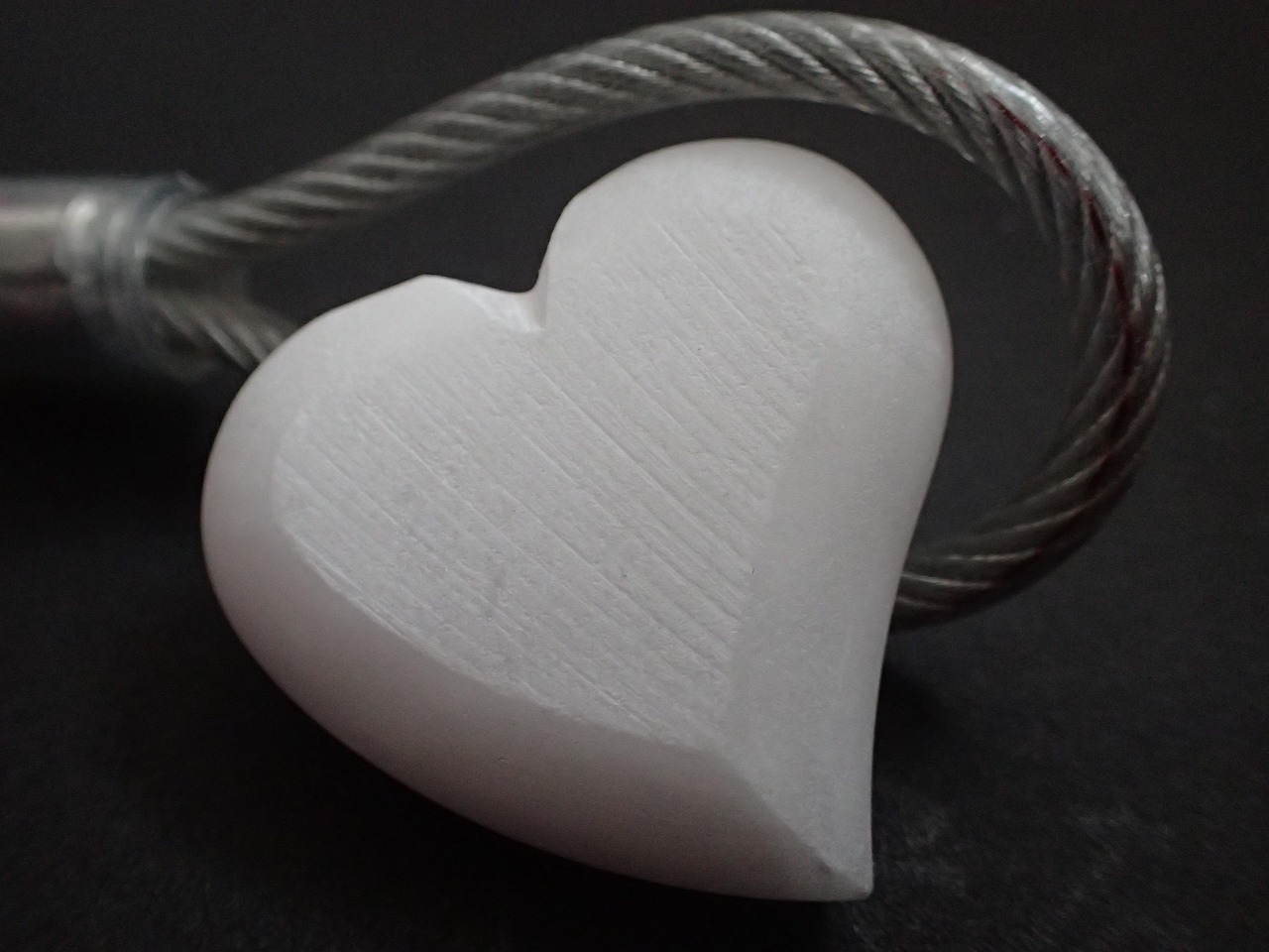 戀情公開(kāi)動(dòng)態(tài)，愛(ài)的勇氣與責(zé)任的展現(xiàn)