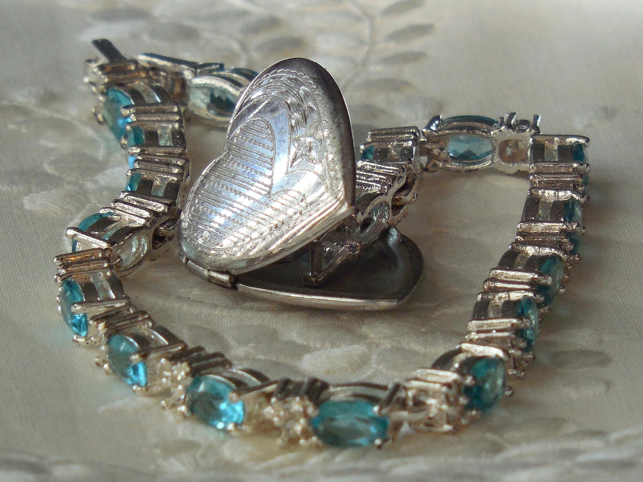 動漫頭像男帥氣冷酷的魅力與影響力