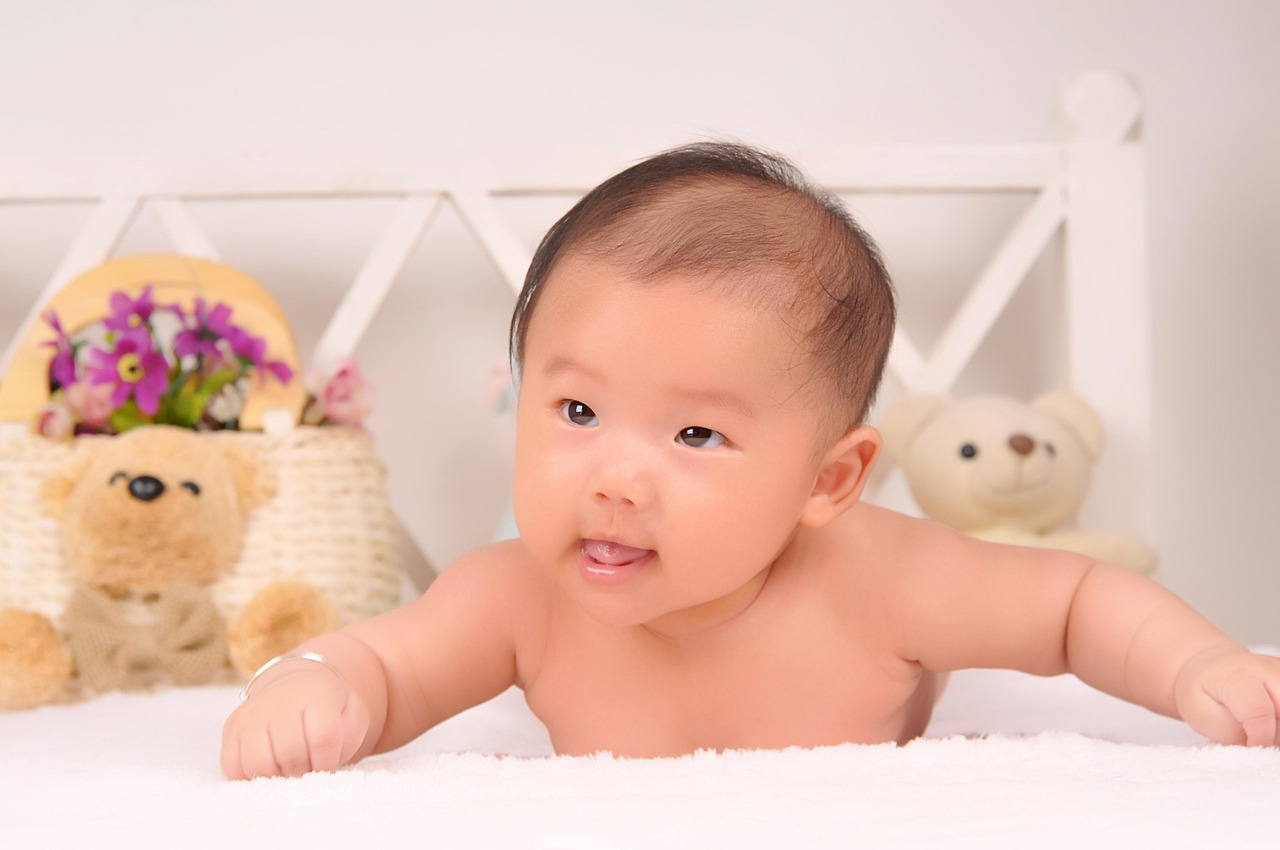 關于嬰幼兒觀看電視的利弊分析與探討,嬰兒能否看電視?家長必看指南!