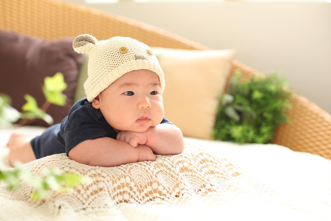 關于嬰幼兒觀看電視的利弊分析與探討，嬰兒能否看電視？家長必看指南！