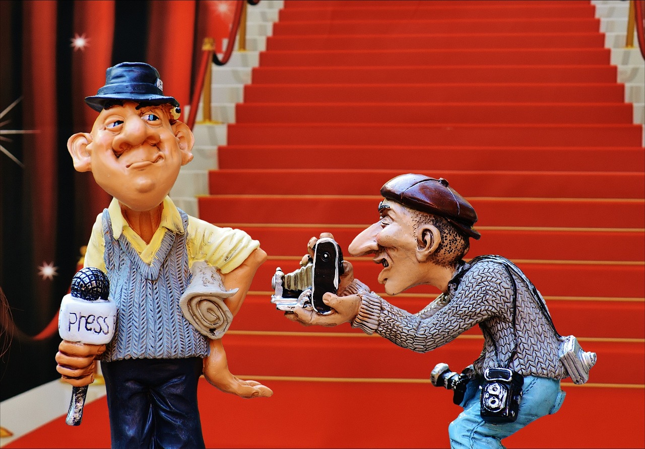 舞臺上的幽默藝術(shù)，演員搞怪瞬間引發(fā)笑聲狂潮