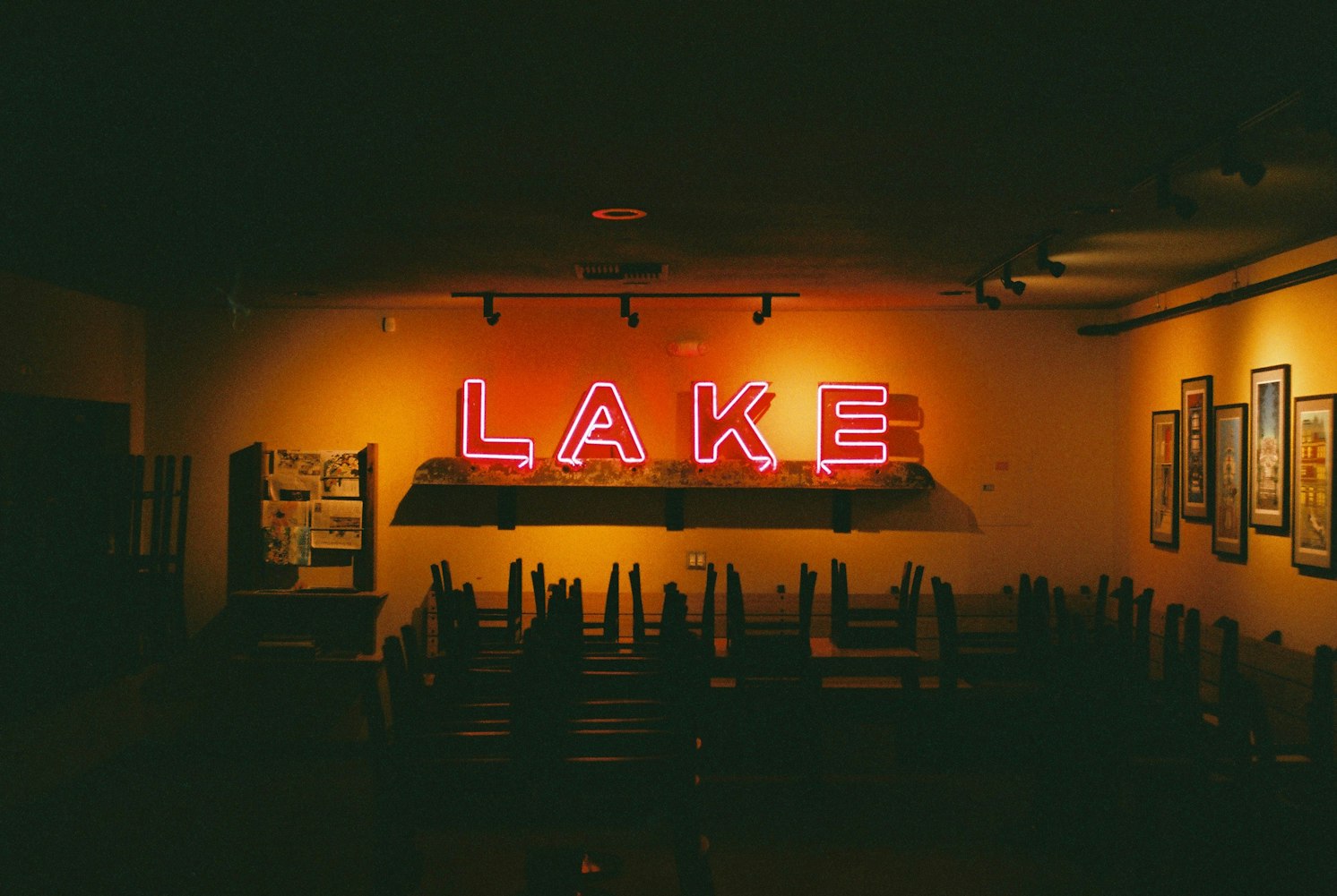 現代都市生活的獨特觀影體驗，公寓電影風潮涌動