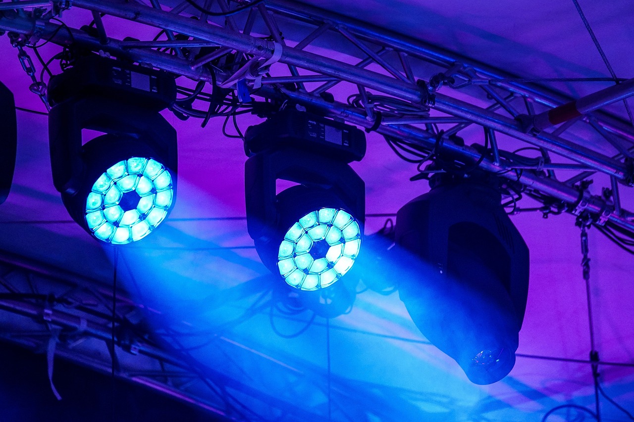 街頭音樂盛宴，明星演唱觸動情感交匯點(diǎn)